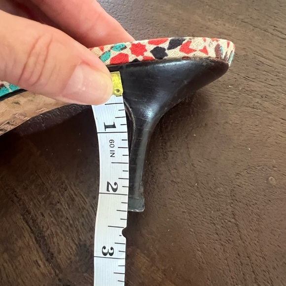 Jimmy Choo London kitten heel sandals. Abstract canvas material and leather - Picture 4 of 10